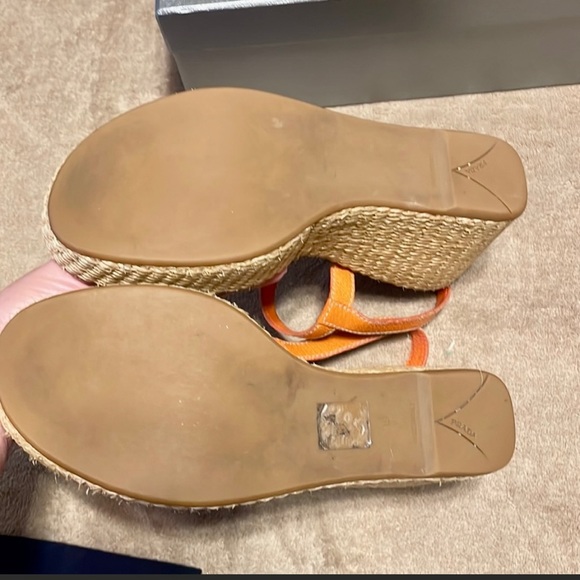 Authentic Prada leather sandals perfect for the spring and summer. - Picture 9 of 11
